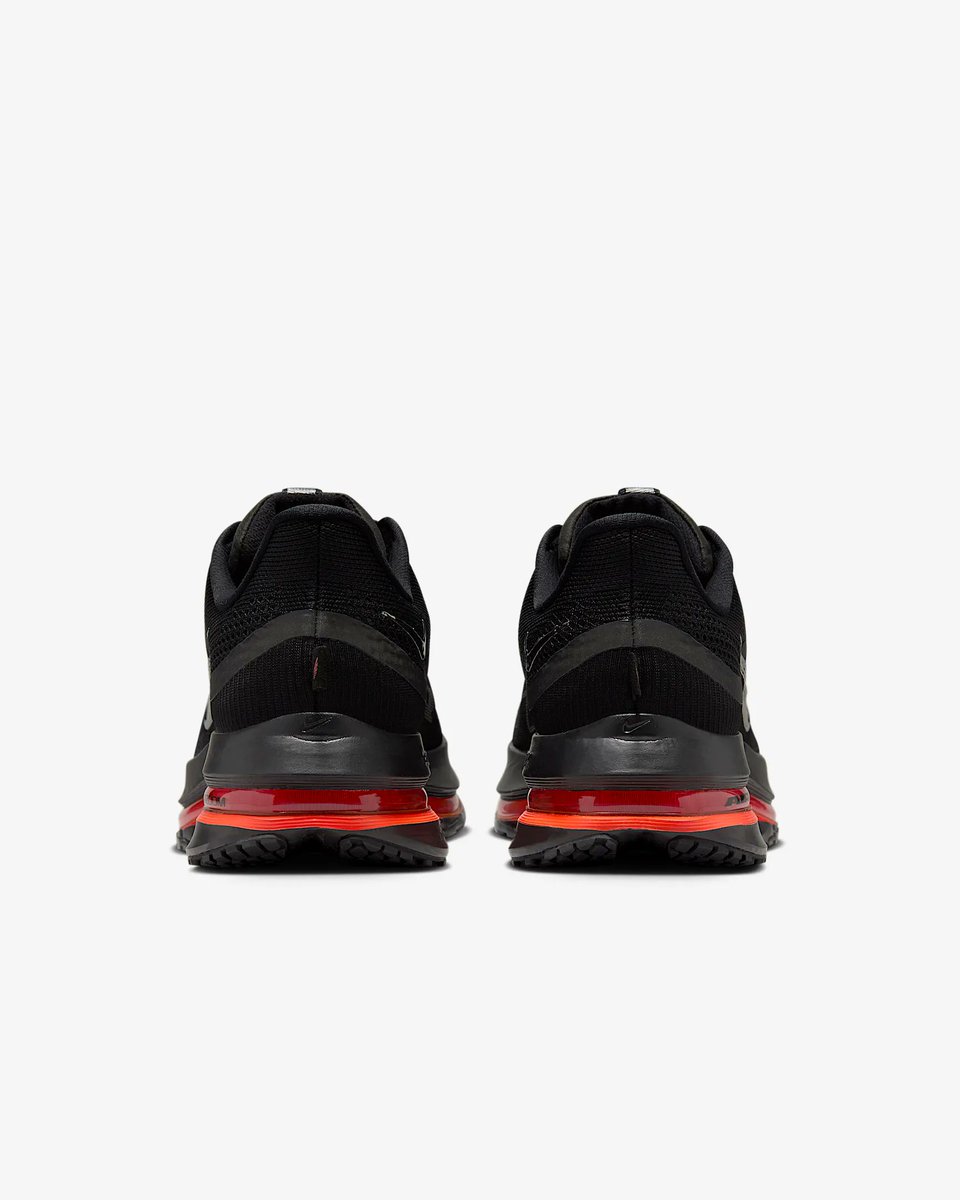 SNKR_TWITR tweet media