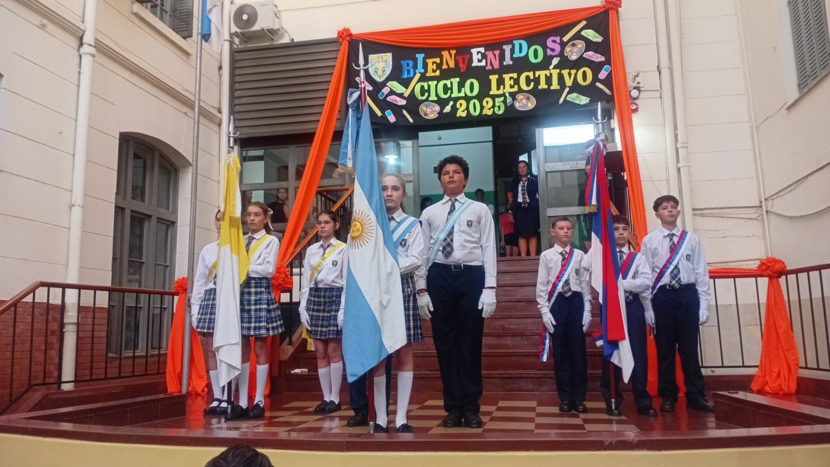 SantaMaria_ok's tweet photo. Compartimos algunas imágenes del Inicio del Ciclo Lectivo 2025 en el Nivel Primario. Agradecemos a las familias por renovar el compromiso y la confianza en nuestra institución a través de la participación en el acto de Apertura. También compartimos el recibimiento de los Primeros https://t.co/6nJ26AfaYt