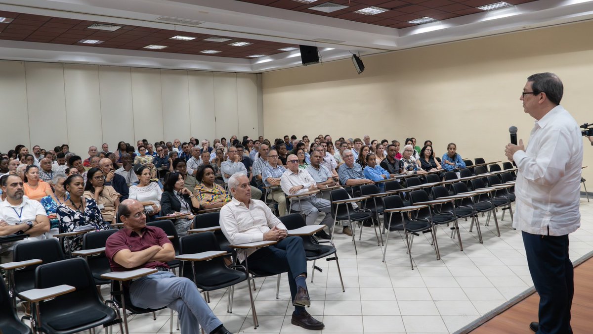 Cancillería de Cuba (@cubaminrex) on Twitter photo Hoy en <a href="/CubaMINREX/">Cancillería de Cuba</a> recibieron un reconocimiento especial los trabajadores más destacados de la Cancillería 🇨🇺 en 2024.
Extendemos las más cálidas felicitaciones a todos los homenajeados, desde los más jóvenes hasta quienes cuentan con más de 50 años de #DiplomaciaRevolucionaria. Hoy en <a href="/CubaMINREX/">Cancillería de Cuba</a> recibieron un reconocimiento especial los trabajadores más destacados de la Cancillería 🇨🇺 en 2024.
Extendemos las más cálidas felicitaciones a todos los homenajeados, desde los más jóvenes hasta quienes cuentan con más de 50 años de #DiplomaciaRevolucionaria.