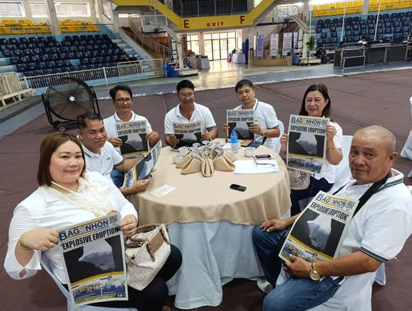bagocity50's tweet photo. LOOK. Some of the punong barangays with their staff recently received their copies of the latest issue of Ang Bagonhon Subong, the official community newspaper of the City Government of Bago. #GoBago https://t.co/bizwma9j8i