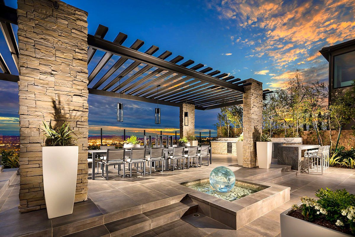 Spring is coming! This beautiful outdoor space is adorned with Coronado Stone Products Old World Ledge / Antique Cream! #outdoorliving #trends #design #style
see more - coronado.com