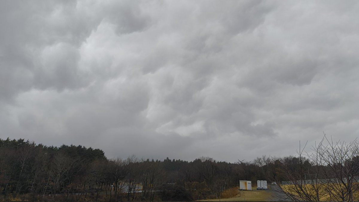 おはようございます☔
雲が…
今日もよろしくお願いします‼️
#企業公式が朝の挨拶を言い合う 
#企業公式相互フォロー 
#富士山
