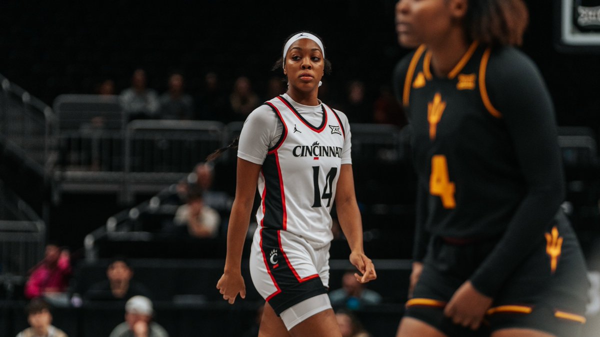Bearcats are battlin' 🥊

#Big12WBB | <a href="/Phillips66Gas/">Phillips 66 Gas</a>