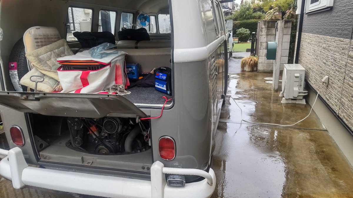 hossan_TK9004's tweet image. きのうは寒さとしとしと雨で
デフがしけったのか全くエンジンがかからず。。
バッテリーも弱ってスターターも大分元気がなかった。。
（バッテリーはとりあえず充電）

車かからないとなんだか
僕の体調も…げんきない…🌚

#vwbus #vwtype2