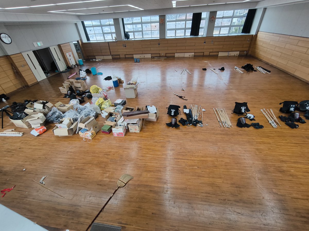 武道場の大掃除2日目！！
倉庫のゴミがたくさん出てきてます…