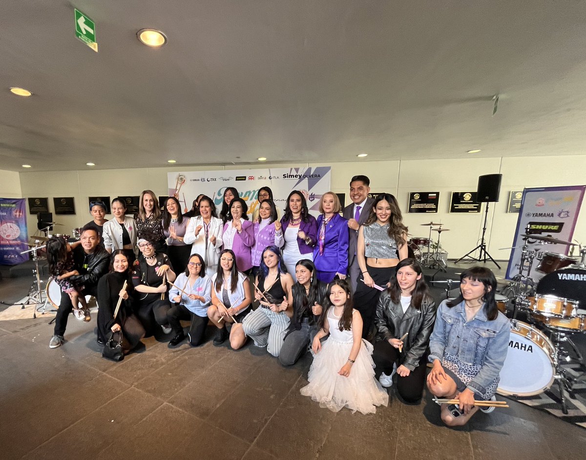 💜 Las mujeres no sólo tocamos las baterías de cocina, también marcamos el ritmo del cambio. Hoy, en el Senado, celebramos ‘Ella Sueña’, evento que nos recordó que la música también es un espacio de lucha y equidad.🥁✨ #EllaSuena #DíaInternacionalDeLaMujer