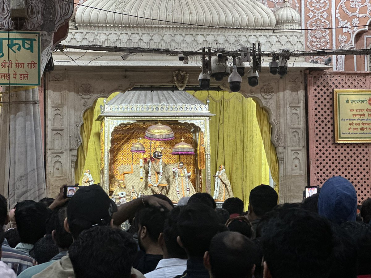 jairajputana89's tweet image. Jaipur is truly blessed . There is a reason ot is called “Choti kaashi”. Early morning mangala darshan of three bhagwan Krishna temples .
#GovindDevji
#Brijnidhiji
#AnanadBihariji