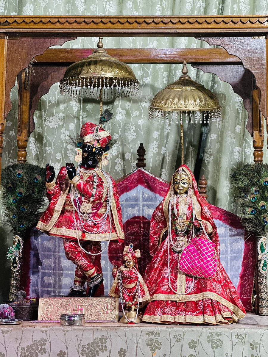 jairajputana89's tweet image. Jaipur is truly blessed . There is a reason ot is called “Choti kaashi”. Early morning mangala darshan of three bhagwan Krishna temples .
#GovindDevji
#Brijnidhiji
#AnanadBihariji