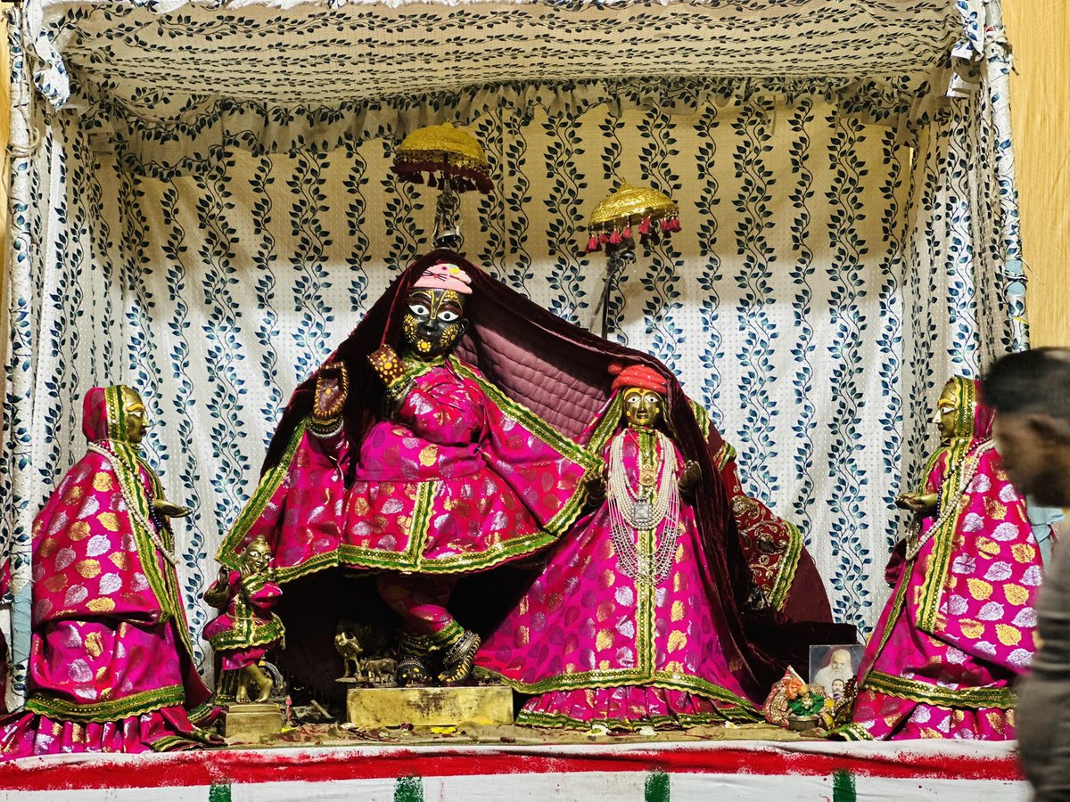 jairajputana89's tweet image. Jaipur is truly blessed . There is a reason ot is called “Choti kaashi”. Early morning mangala darshan of three bhagwan Krishna temples .
#GovindDevji
#Brijnidhiji
#AnanadBihariji