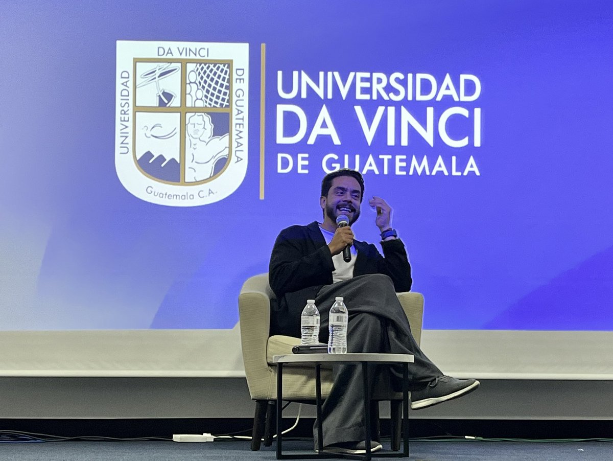 🎬🎶 ¡En este momento, la Lección Inaugural 2025 de la Facultad de Música y Artes Visuales.

El cineasta Jayro Bustamante nos comparte su visión sobre “Creando juntos: Cine, música y el poder de las industrias creativas”.