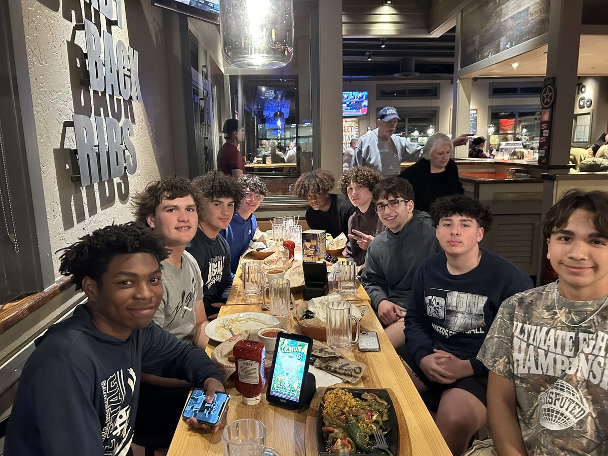 bryce_deanda's tweet photo. Middle Linebacker dinner @KyleMossakowski @CoachJRayburn https://t.co/SgUckeCkVw