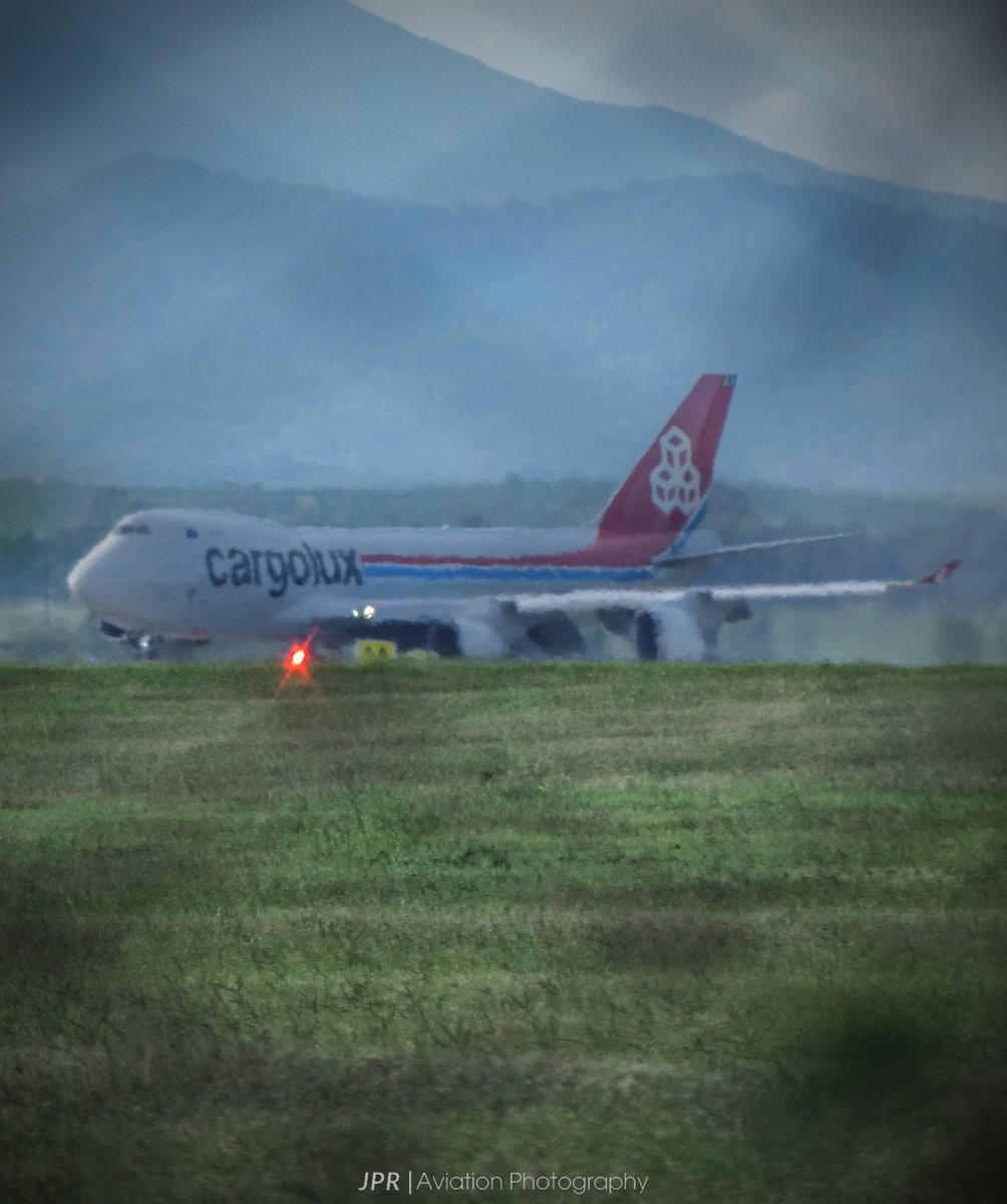 jpr_aviation_ph's tweet photo. Hoy por la tarde, un B747-4F(ER) de Cargolux (LX-JCV) aterrizó en el Aeropuerto de Tucumán  proveniente de Bangkok con escalas previas en Johannesburgo y Campinas. El vuelo llegó con equipamiento para el MotoGP, que se disputará en Termas de Río Hondo en los próximos días. https://t.co/NfZ0dCnwrd