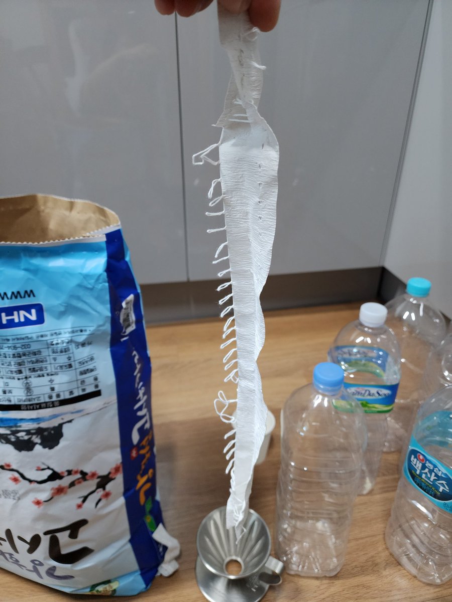 역시 트이타!
여기서 보고 알아서 쌀푸대 이렇게 쉽게 뜯어열어낸거 처음,
이렇게 쉽고 아름다운거였어~~
별게 다 아름답다ㅋ