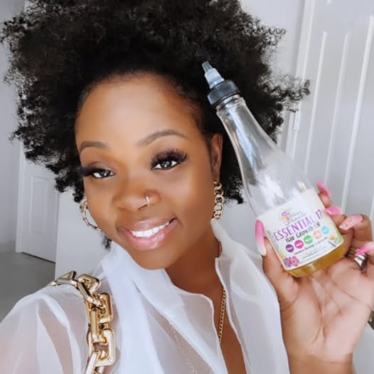 Treating curls to some TLC with Essential 17 Hair Growth Oil that smells so amazing. Thank you for the love #AlikayNation informing us the results! #hairgrowthjourney #healthyhair #naturalhairproducts #haircaretips