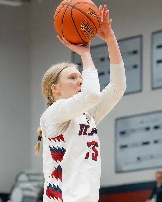 sportsinkansas's tweet photo. Saint James Academy junior Regan Becker with a huge game on Tuesday leading the Thunder to a 78-49 win over Bonner Springs in the first round of 5A Substate. Becker had a triple double with 16 points, 11 rebounds, and 11 assists in the win. Becker helped lead Saint James Academy to their best regular season in program history going 16-4. The Thunder will match up with De Soto on Friday in the Sub State championship. #sportsinkansas 
Photo: willyyflics