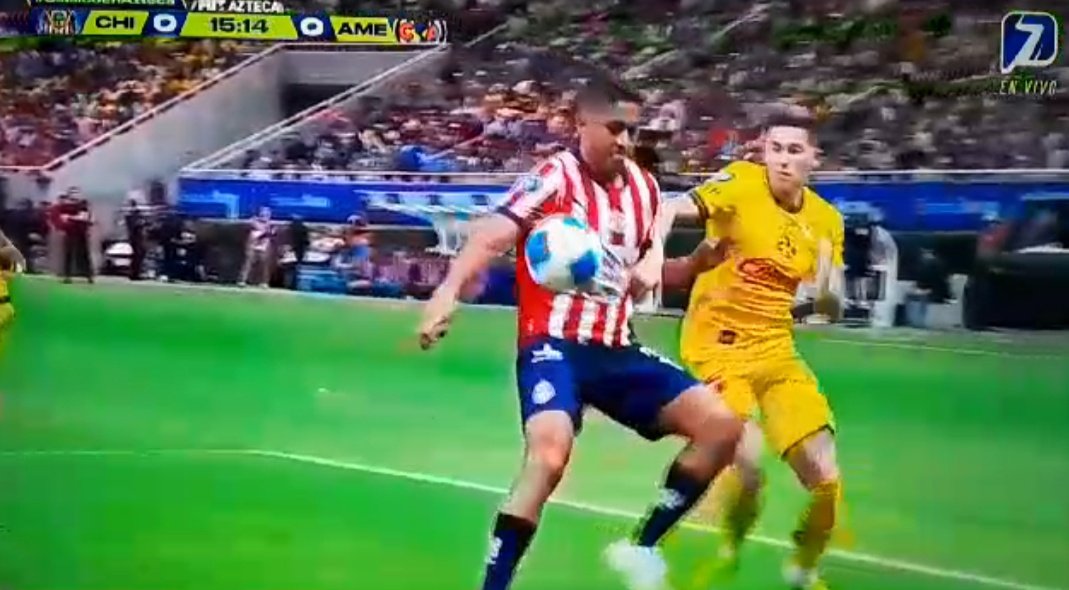GuzmanGasso's tweet image. Esta acción NO ES SANCIONABLE con PENAL para @ClubAmerica vs @Chivas.

🔍🇲🇽📝

➖ Mano 100% CIRCUNSTANCIAL de Luis Romo.

➖ Incluso Brian Rodríguez es quien lo DESESTABILIZA con un ligero jalón y eso influye en la mano ACCIDENTAL.

✅ ACERTADA DECISIÓN arbitral.

⬇️🖥️🏟️