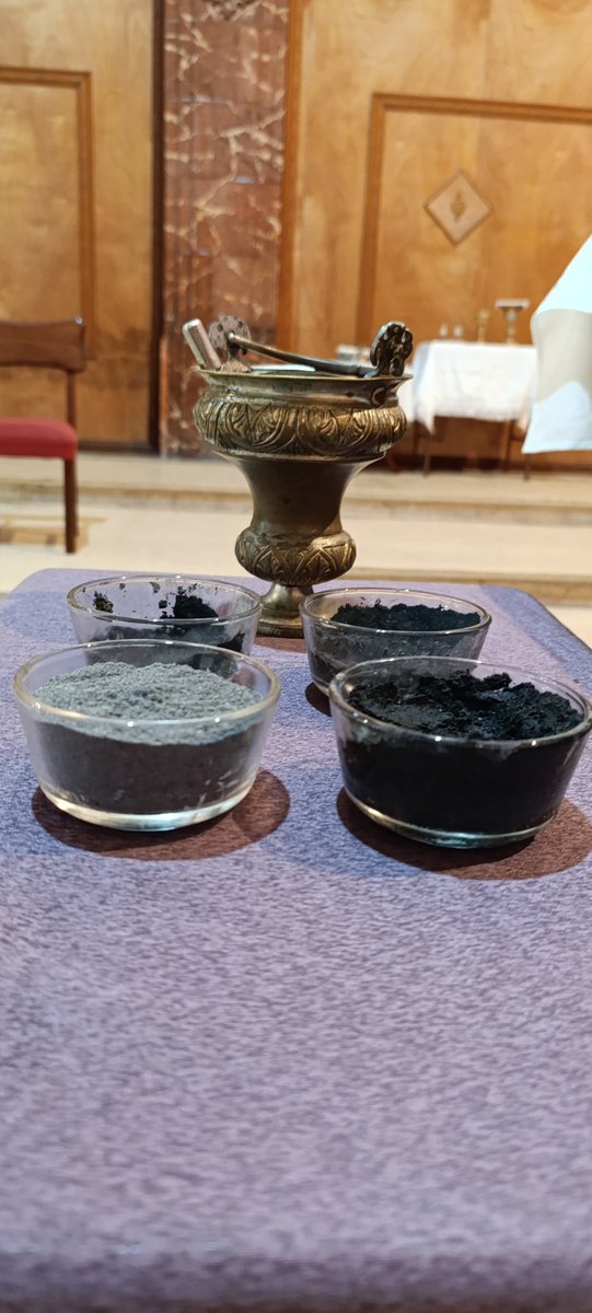 ParroSanBenito's tweet photo. Imágenes de la Misa de 6:00 p.m, correspondiente al Miércoles de Ceniza, presidida por el padre Johan Contreras, marcando el inicio de la Cuaresma, tiempo de conversión y preparación para la Pascua. https://t.co/JopYinB8Ls