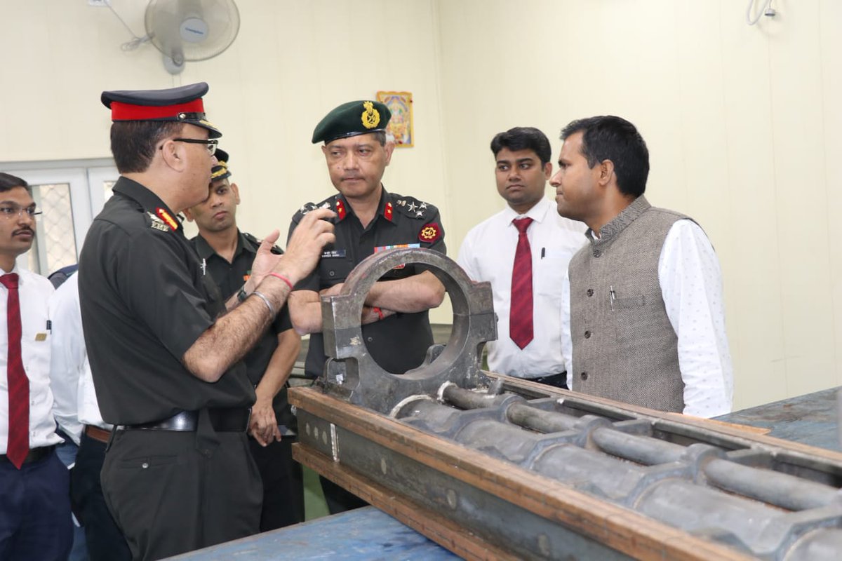 FGKKANPUR_AWEIL's tweet photo. Brig Sameer Singh, Controller CQAW, visited FGK @connectaweil He was warmly welcomed by Sh Rajesh Kumar, OITC/FGK. Brig Singh praised FGK's modern infrastructure &amp; automation. Col Girish Chaudhary, SQAO (A) Kanpur, accompanied him. @DefProdnIndia @SpokespersonMoD @DefenceMinIndia https://t.co/hhnyZxuJRj