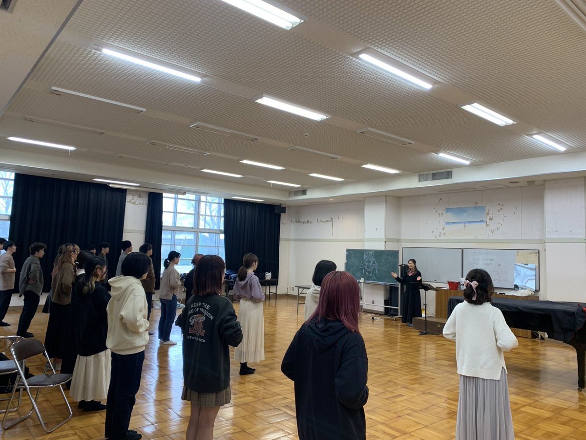 こんにちは！ #京都府立大学合唱団 です☀️
昨日の練習は我が団のアンサンブルトレーナーである中坂先生<a href="/12ayakaN/">Ayaka Nakasaka</a> にお越しいただきました！😆
練習が再開したばかりというのもあり基礎的な発声などを中心にご指導いただきました！🗣
もうすぐ新年度を迎えますが団員一同気合を入れて練習頑張ります！💪
