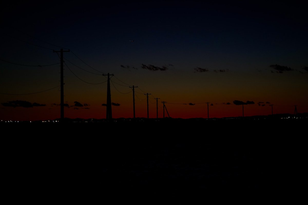 ⭐︎久津間海岸/千葉⭐︎ Jan, 2025

海に電柱が残るノスタルジックな景色が訪れる江川海岸近くの海岸　※江川海岸は撤去済

西房総なので夕暮れ時には海に沈む絶景夕日も、そして富士山もはっきりと見えます

黄昏れるならココ🌇

#木更津市 #電柱のある夕日 #絶景 #一度はいきたい