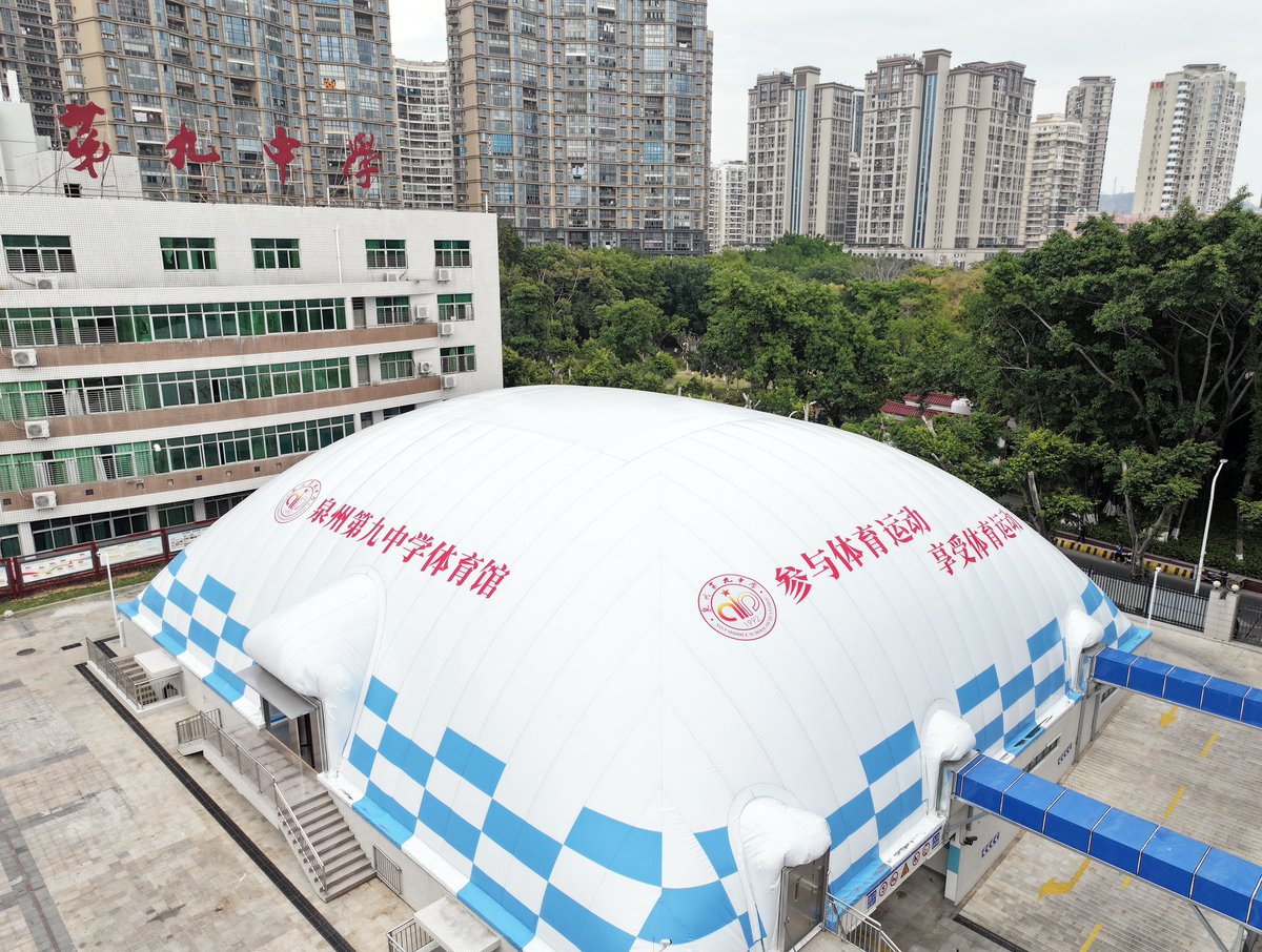 QuanzhouEN's tweet image. #QuanzhouNews Quanzhou No.9 Middle School just unveiled a cutting-edge air dome gymnasium featuring smart climate control (16°C-26°C year-round)! This innovative space can host 150 students for next-level sports activities. #EdTechRevolution #FutureOfEducation