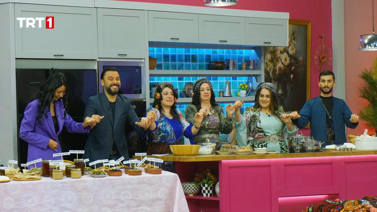 Mutfağımızda Hakkari Çiçeklerin Özü Kadın Kooperatifinden;
• Sibel Adıyaman
• Behice Adıyaman
• Zekiye Adıyaman
• Bedirhan Adıyaman yer alıyor.
Konuklarımız ise;
• Gıda Mühendisi, Süt ve süt ürünleri eksperi Nurper Özcan,
• Diyetisyen Hatice Nur Ege oluyor. 

<a href="/trt1/">TRT 1</a>