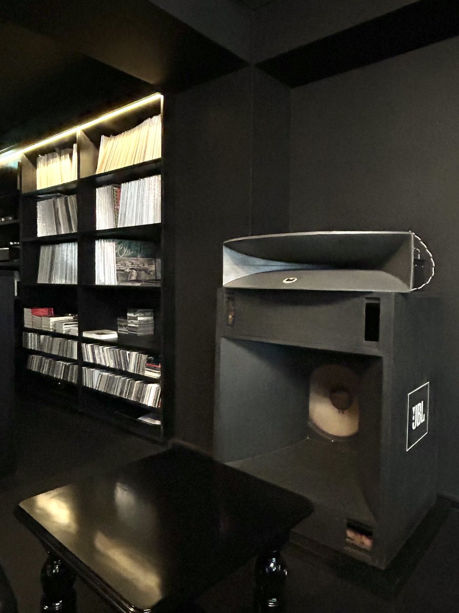 sasukejazz0033's tweet image. 待望の「INCUS」の神保町での移転再開！
店内は天井、壁、床、家具など黒一色。
Garrardのターンテーブル。スピーカーは旧店のJBL-C50SMからJBL4560に変わっています。一人用の豪華なソファで上質の珈琲をいただき大音量のジャズに浸るという贅沢♬
※店内の写真撮影は着席でのみOK。
#INCUS  #jazz