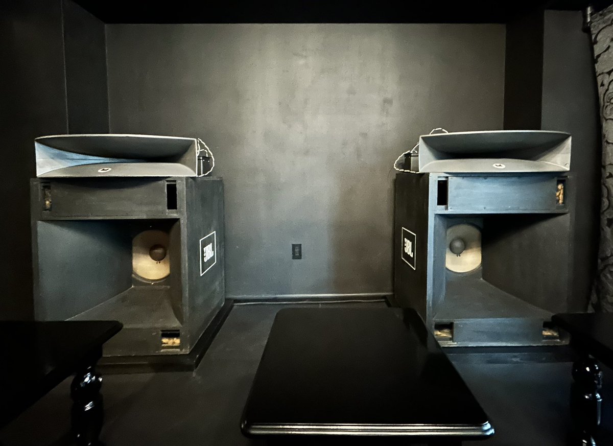 sasukejazz0033's tweet image. 待望の「INCUS」の神保町での移転再開！
店内は天井、壁、床、家具など黒一色。
Garrardのターンテーブル。スピーカーは旧店のJBL-C50SMからJBL4560に変わっています。一人用の豪華なソファで上質の珈琲をいただき大音量のジャズに浸るという贅沢♬
※店内の写真撮影は着席でのみOK。
#INCUS  #jazz