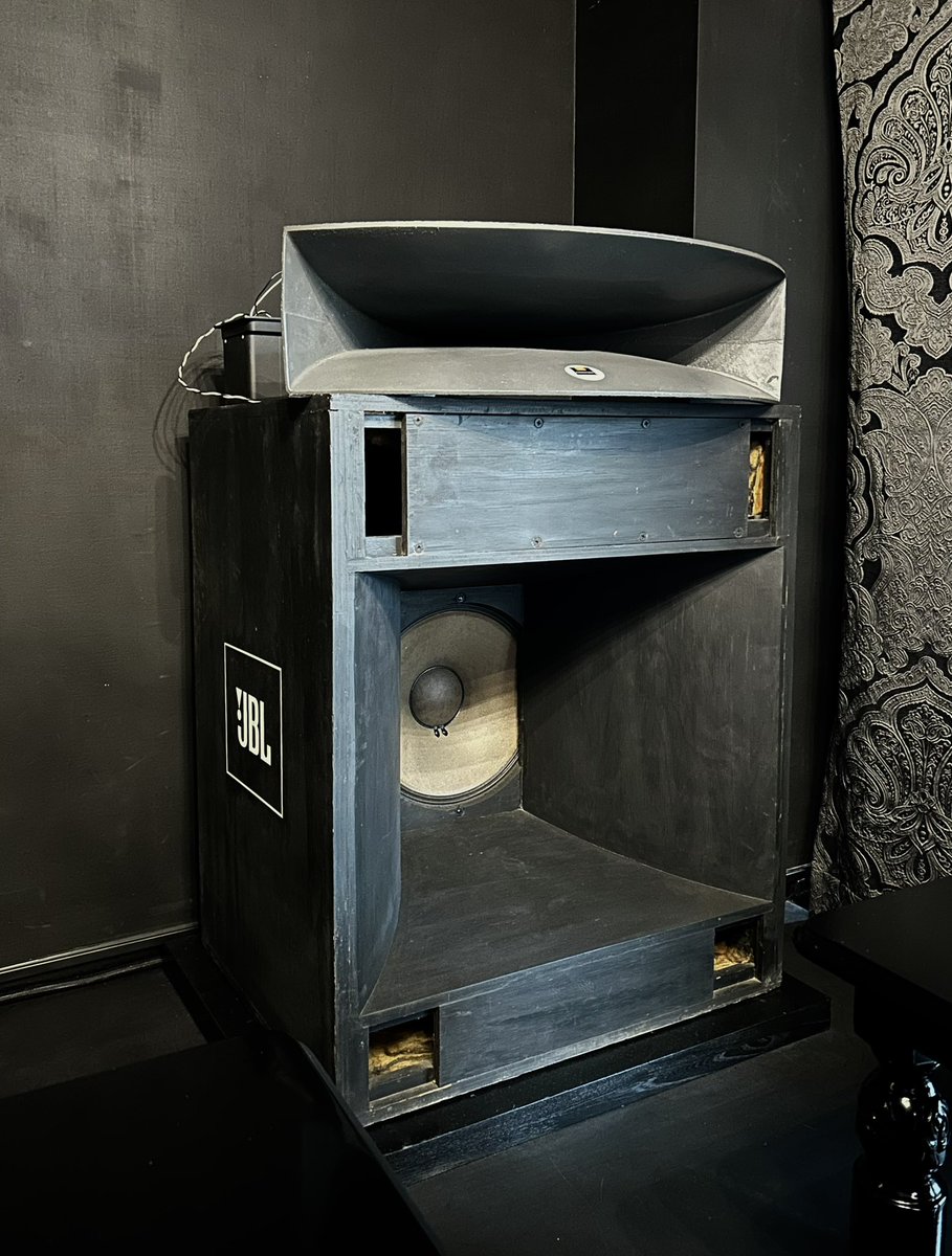 sasukejazz0033's tweet image. 待望の「INCUS」の神保町での移転再開！
店内は天井、壁、床、家具など黒一色。
Garrardのターンテーブル。スピーカーは旧店のJBL-C50SMからJBL4560に変わっています。一人用の豪華なソファで上質の珈琲をいただき大音量のジャズに浸るという贅沢♬
※店内の写真撮影は着席でのみOK。
#INCUS  #jazz