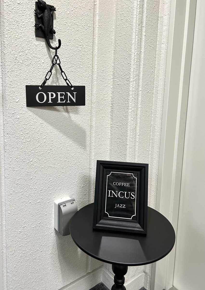 sasukejazz0033's tweet image. 待望の「INCUS」の神保町での移転再開！
店内は天井、壁、床、家具など黒一色。
Garrardのターンテーブル。スピーカーは旧店のJBL-C50SMからJBL4560に変わっています。一人用の豪華なソファで上質の珈琲をいただき大音量のジャズに浸るという贅沢♬
※店内の写真撮影は着席でのみOK。
#INCUS  #jazz