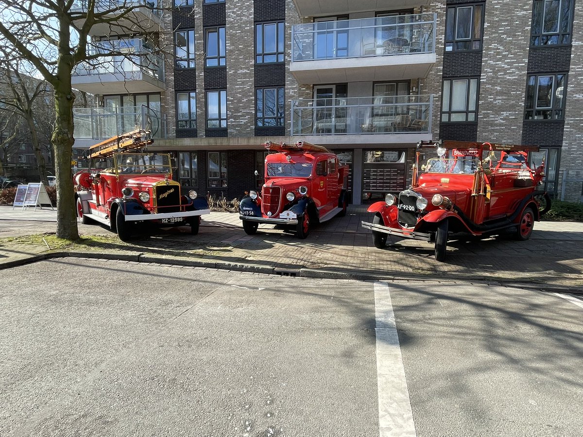 Caroolienvm's tweet image. Afgelopen zondag bombardement 3 mrt 1945 herdacht. Met de Aford brandweerauto die ook toen daar verschrikkelijke branden geblust heeft