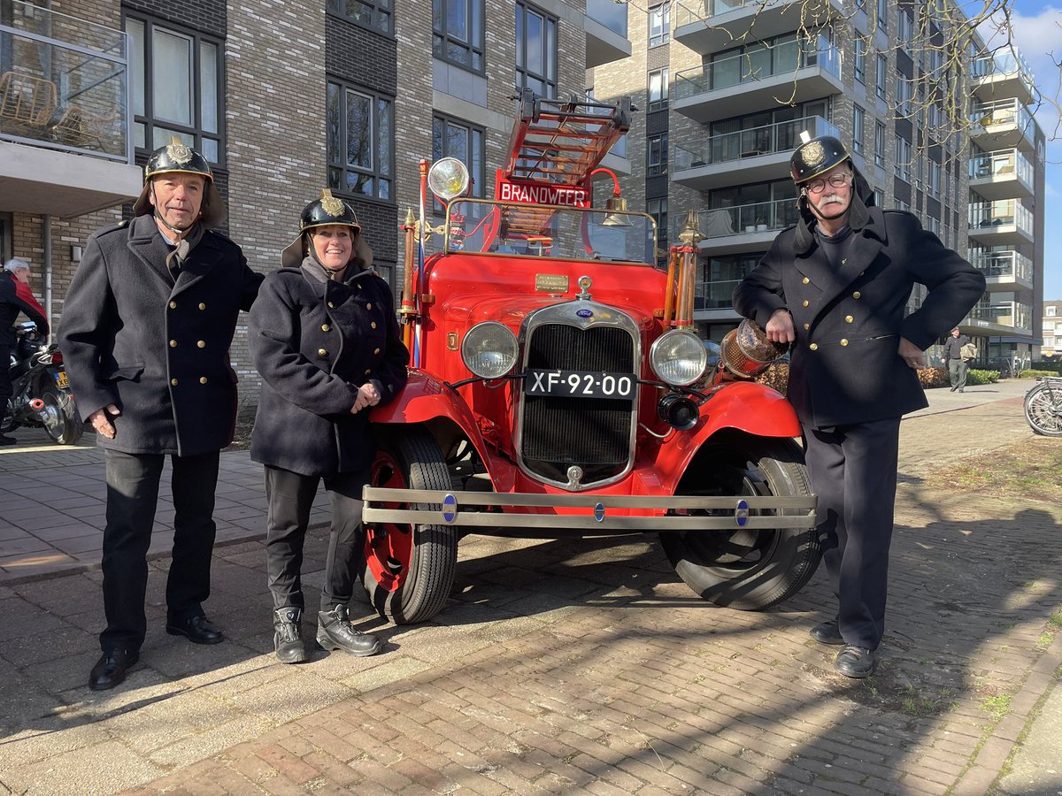 Caroolienvm's tweet image. Afgelopen zondag bombardement 3 mrt 1945 herdacht. Met de Aford brandweerauto die ook toen daar verschrikkelijke branden geblust heeft