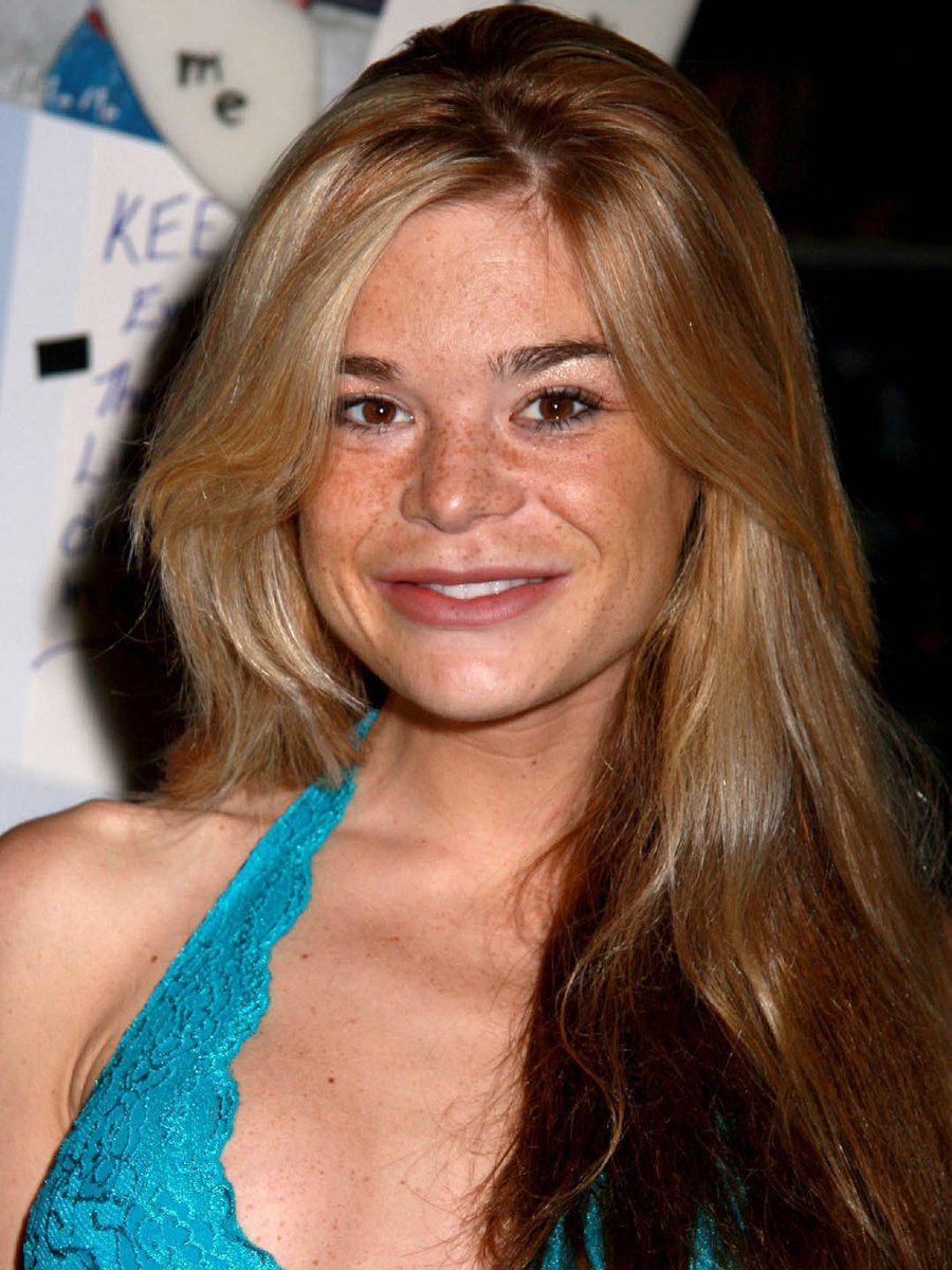 celebcrush4922's tweet image. Happy Birthday Ellen Muth 🎂🎆
#HappyBirthday #Ellen #Muth #EllenMuth