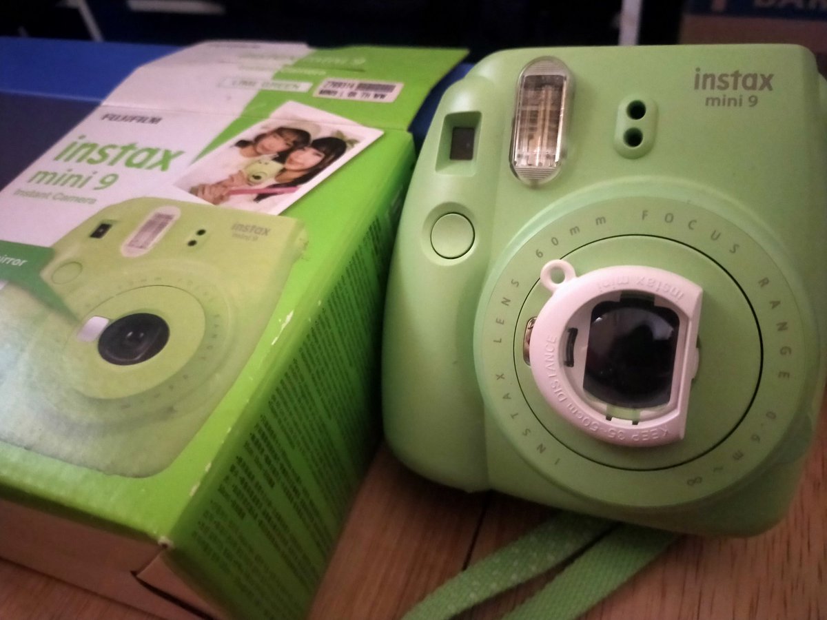 roseucrl's tweet image. ada yang minat instax mini 9 ga? 500k aja jarang ku pake kameranya masih bagus banget, udah free batere &amp;amp; boxnya juga. dm me yaa if u interested