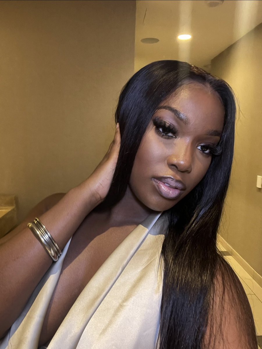 j0nnellee's tweet image. The flag:                              The face: