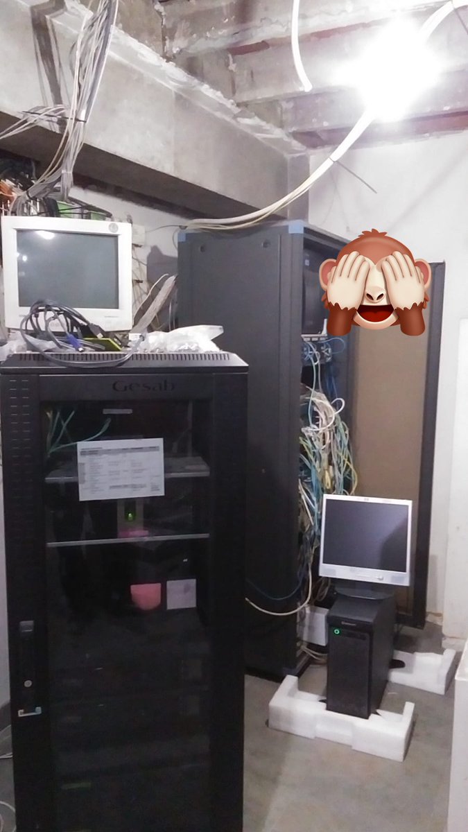 binsoft_ca's tweet image. Hi ha ocasions que No puc entendre com funciona la xarxa d'una empresa, i com ha estat possible arribar a aquest desordre. BinSoft sempre vetllarà per que el CPD d'una empresa estigui ordenadet. Podeu veure com estaven aquests RACKS i com van quedar després.