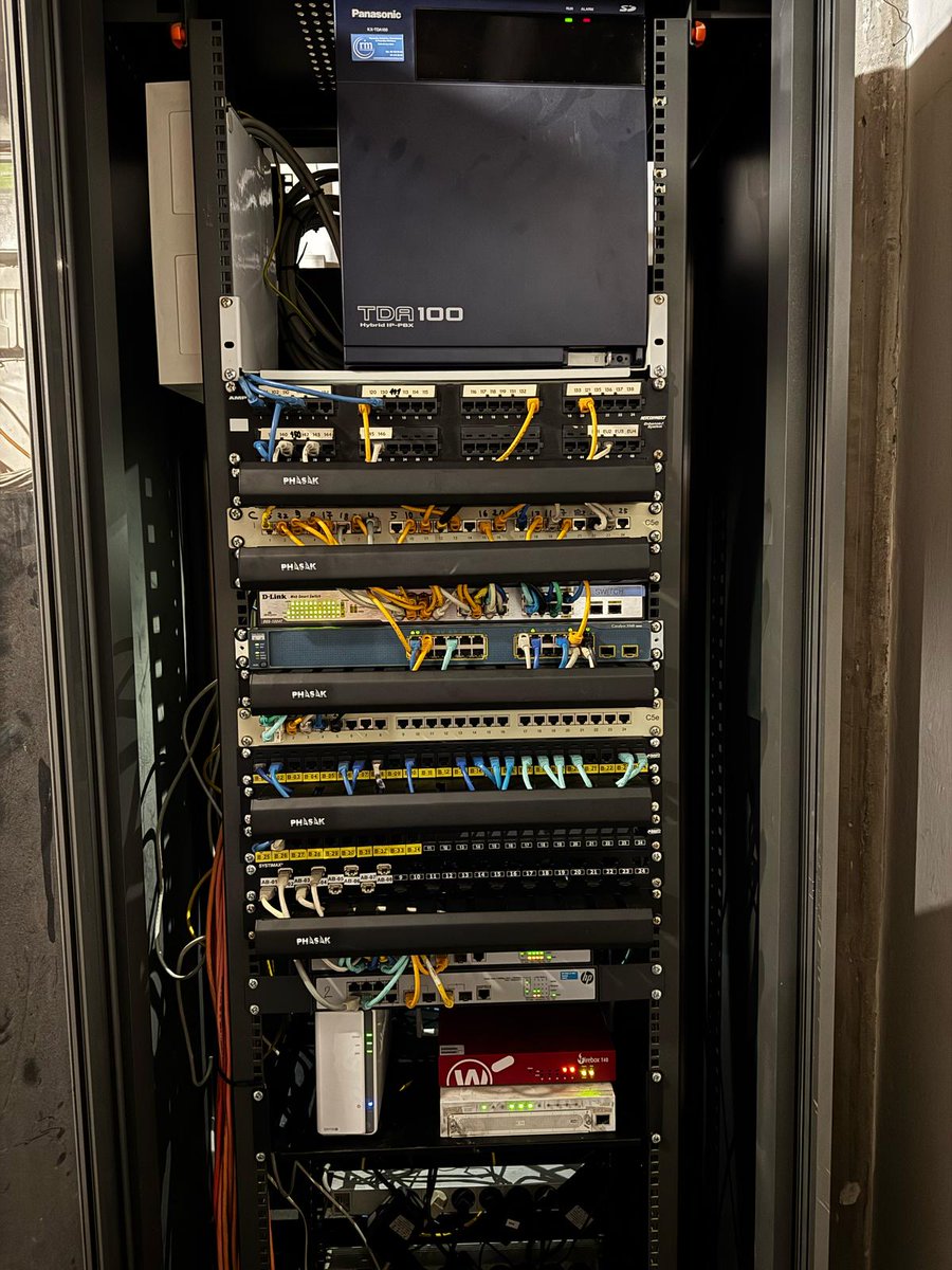 binsoft_ca's tweet image. Hi ha ocasions que No puc entendre com funciona la xarxa d'una empresa, i com ha estat possible arribar a aquest desordre. BinSoft sempre vetllarà per que el CPD d'una empresa estigui ordenadet. Podeu veure com estaven aquests RACKS i com van quedar després.