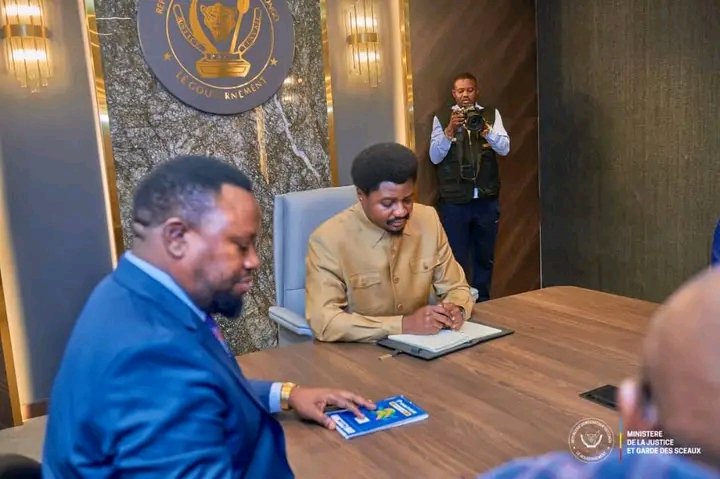 FRONT JUDICIAIRE INTERNATIONAL:

La DRC ne pliera pas. C’est conformément à cette phrase de Son Excellence Monsieur le Président de la République Félix Antoine TSHISEKEDI TSHILOMBO, devenue le credo de <a href="/SamuelMbemba4/">Maître Samuel MBEMBA KABUYA TANDA</a>, Vice-Ministre de la Justice et Contentieux international.