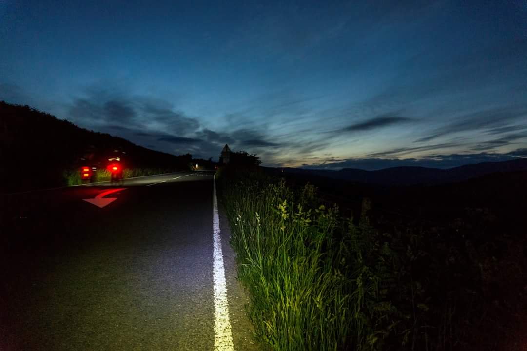 #tbt 2018 on the Devil's Beef Tub. 
Leaving the buzz of Moffat and the chippy, fading light, the quietness of the climb, steady all the way, flashing red lights ahead guiding the way...beautiful. 
ridetothesun.co.uk/register