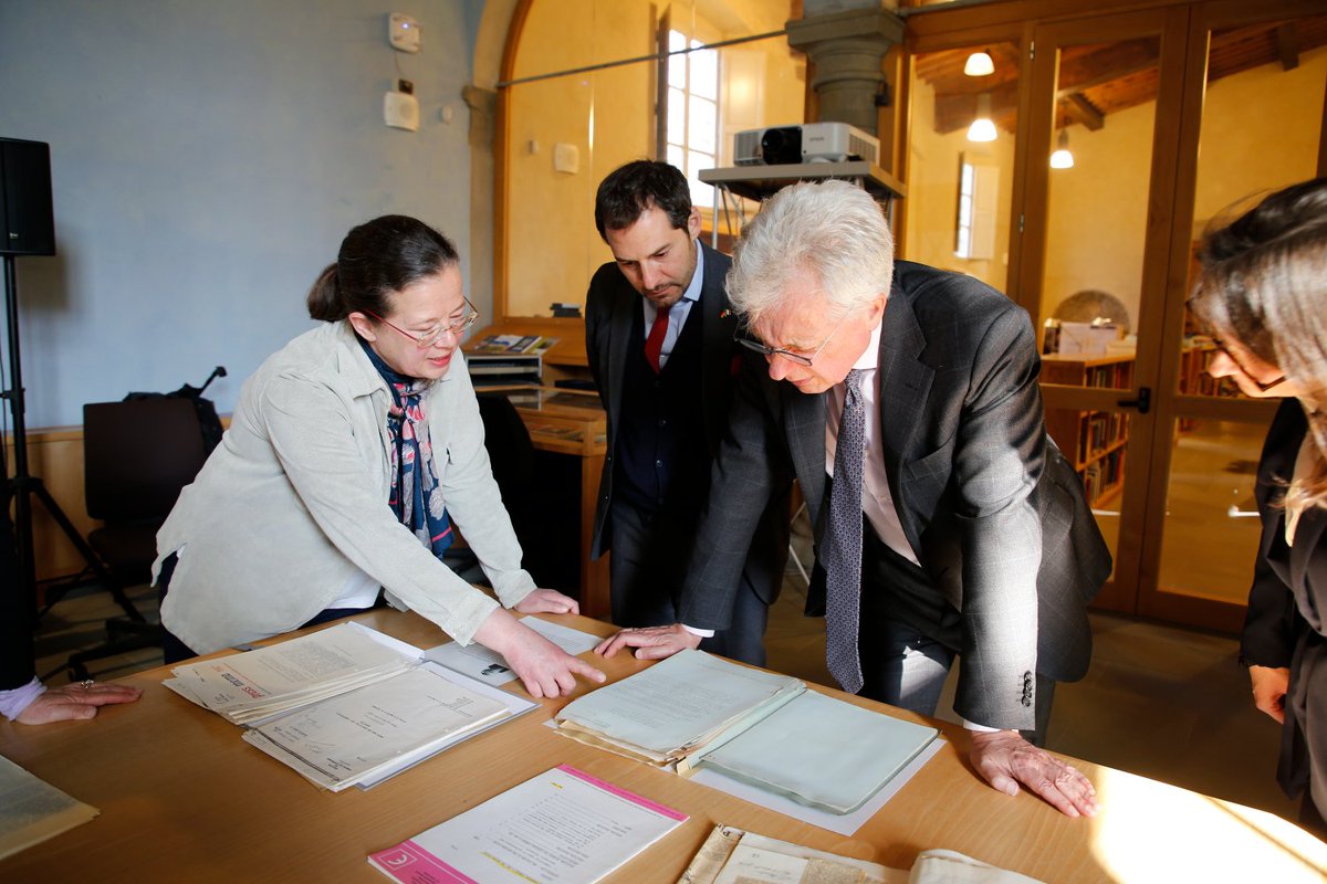 EUI_HistArchEU's tweet image. 📜 Yesterday Archivists Ruth Ingeborg Meyer and Catherine Previti were honoured to demonstrate fascinating holdings on European integration to German Ambassador to Italy Dr. Hans-Dieter Lucas.
🇪🇺 It's always an honour to share the EU's historical patrimony.
@GermaniaItalia
