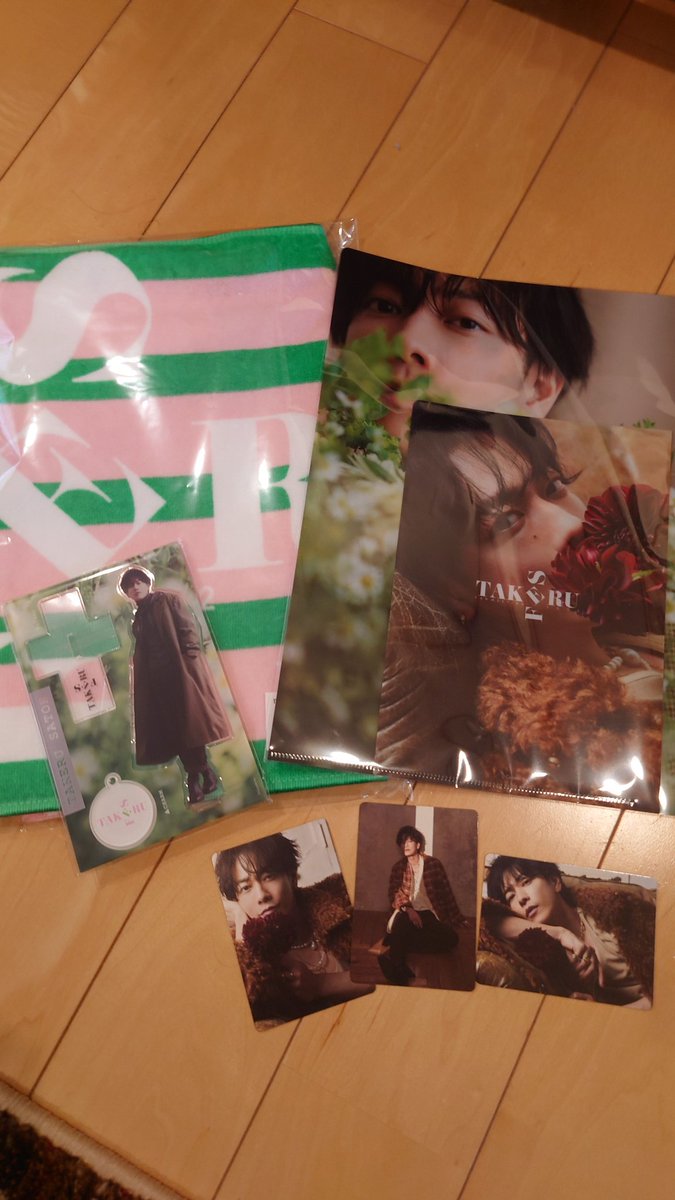 smileface3r's tweet image. さっき私の所にも素敵なグッズ届きました💓全部欲しいとこだけど今回３枚のみ購入。欲しいのだった嬉しい✨トレカダブりなくて良かった🫶当日もグッズあるよね？欲しいなぁ✨
#佐藤健
#佐藤健ファンミ