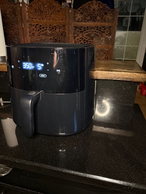 TLinder's tweet image. Leveled up my pizza resurrection game with the Frigidaire 3-in-1 Air Fryer! Crispy crust, melty cheese, and zero effort. Big basket, easy cleanup, &amp;amp; sleek vibes on the counter. It’s the MVP of my kitchen.  It brings pizza back to life! #FrigidaireInsidersKitchenEssentials