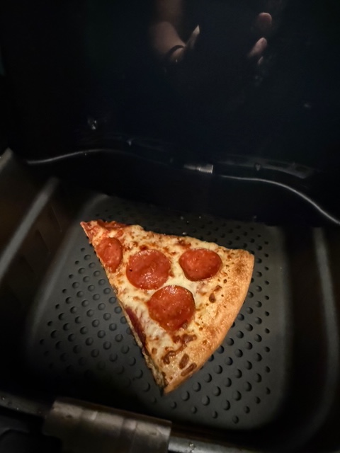 TLinder's tweet image. Leveled up my pizza resurrection game with the Frigidaire 3-in-1 Air Fryer! Crispy crust, melty cheese, and zero effort. Big basket, easy cleanup, &amp;amp; sleek vibes on the counter. It’s the MVP of my kitchen.  It brings pizza back to life! #FrigidaireInsidersKitchenEssentials