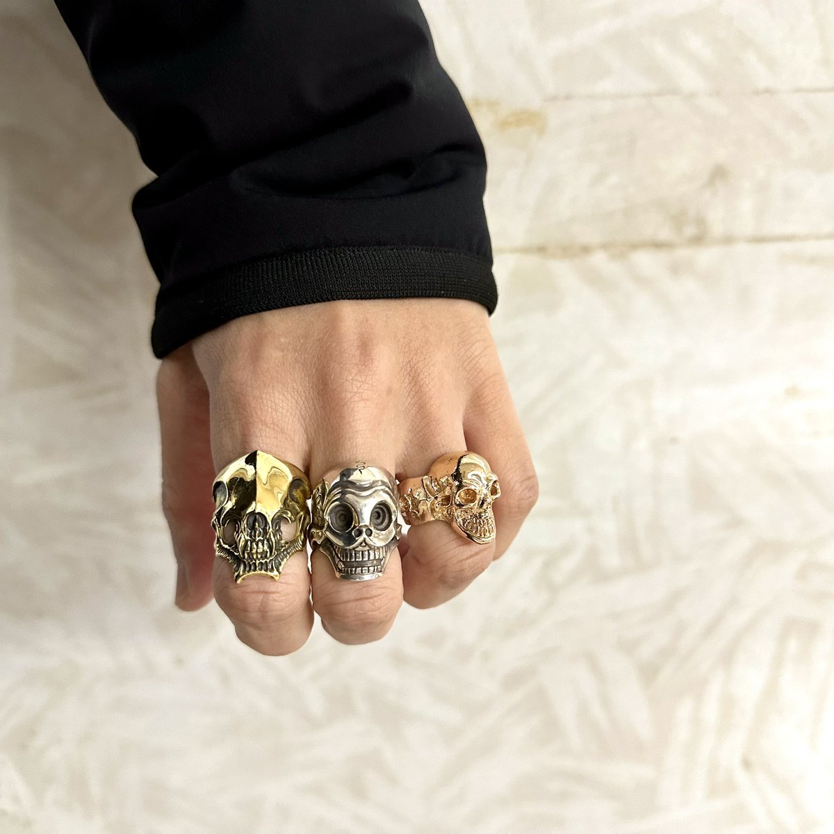 hinata_hisa's tweet image. 久しぶりにアクセ。 #sfdjp 

左手はスカル三兄弟。
ストフリ ブラインドアイズM K18
avatara チティパティ
ガボラトリー シングルスカルリング 10K

右手は
ストフリ リブロ
ストフリ ファングマンⅡ Nacho Riesco
ガボラトリー スモール4ハートクラウンリング 18K