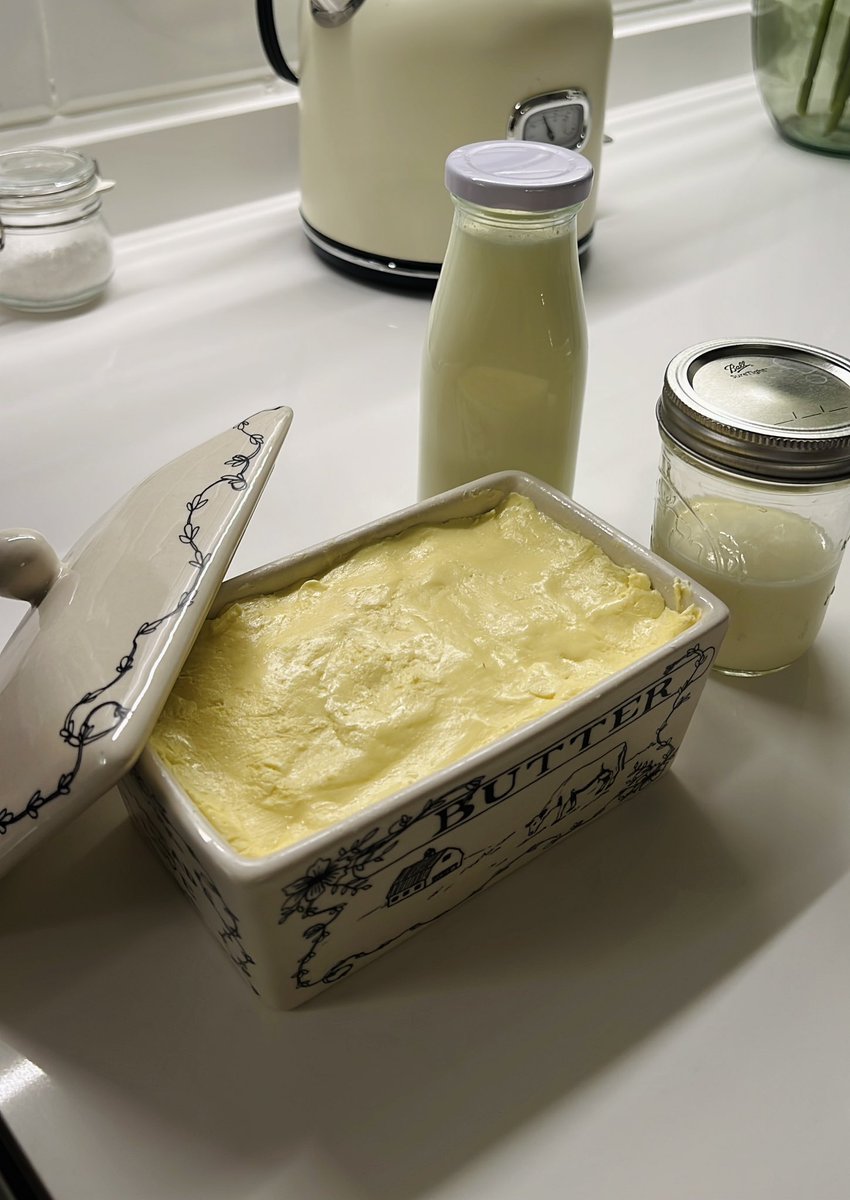 LadyArsenica's tweet image. Porque el espíritu de mi abuela vive en mí 👻, ahora hago mi propia mantequilla y de paso me sale buttermilk para unos ricos hotcakes o muffins de frambuesa 😋

#butter #mantequilla #homemadebutter #buttermilk