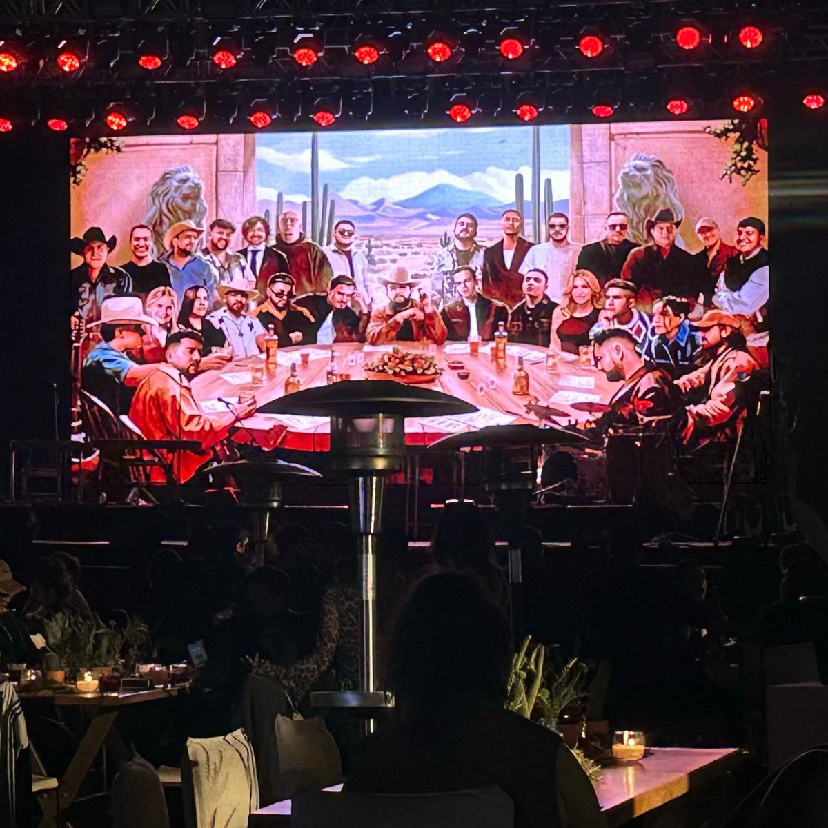 ✨🤠 ¡Carin León está de fiesta en #Hermosillo! 

El cantante sonorense presenta este miércoles su nuevo álbum "Palabra de to's" en un evento con diversos invitados como 'El Capi' Pérez y Kakalo.

📸 Karla Acosta

#ProyectoPuente