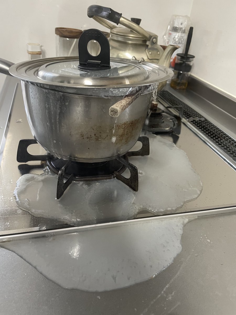 白米からおかゆ作ってみてるけど吹きこぼしまくってる 絢籠みたい 