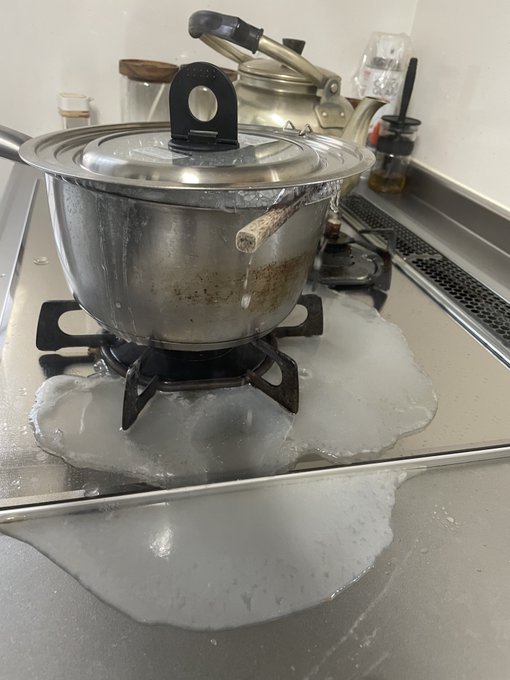 白米からおかゆ作ってみてるけど吹きこぼしまくってる 絢籠みたい 