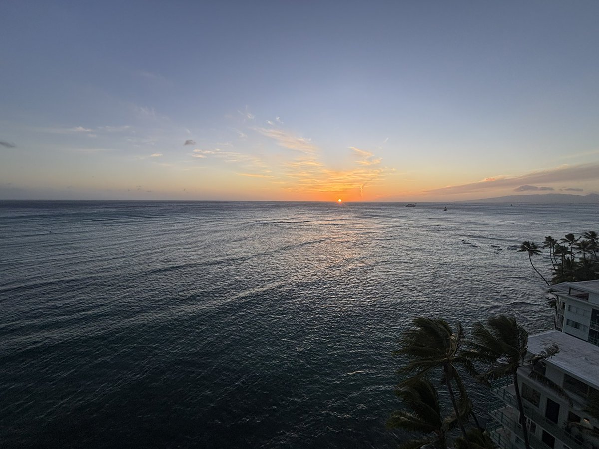 codewithbri's tweet image. Oahu friends - anyone notice this crazy cloud in Honolulu? What is it?
