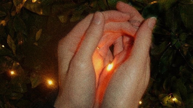 silemezsin gözlerinden o filmleri
geçti içimizden ateşböcekleri, <a href="/kalbenben/">Kalben</a>